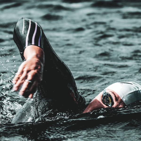 Cassandra Patten GB Swimmer swimming front crawl in open water wearing a wetsuit, goggle and white hat